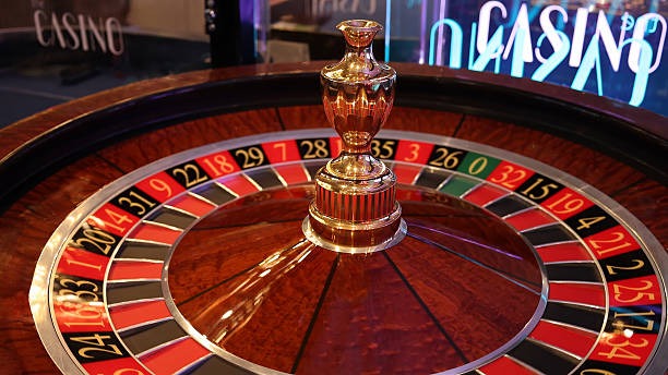 Mobile app interface showing live games and payment options